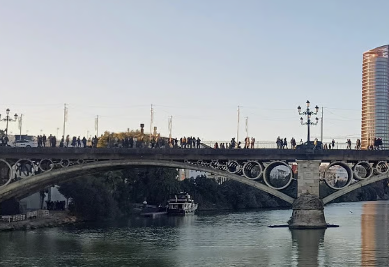 Boat trip - Boat trip Puente de S. Telmo, 7, 41013 Sevilla, Spain