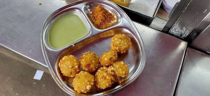 Batata Vada Samrat - Batata Vada Samrat, Tilak Rd, Near Santacruz Station, Colabbag, Railway Colony, Santacruz (West), Mumbai, Maharashtra 400054, India