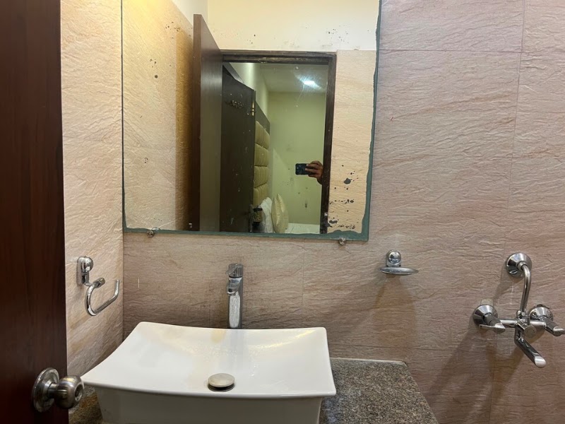 Townhouse by OYO Refresh - Townhouse by OYO Refresh, 24 Lee Road, Near, Sambhunath Pandit Hospital Ln, beside Fashion Factory, Gaza Park, Sreepally, Bhowanipore, Kolkata, West Bengal 700020, India