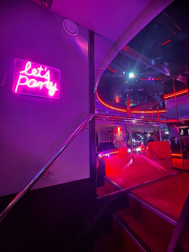 Rainbow Sports Bar - Rainbow Sports Bar, 72 Shoreditch High St, London E1 6JJ, UK
