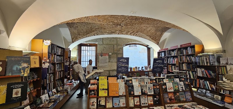 Livraria Bertrand - Chiado - Livraria Bertrand - Chiado, R. Garrett 73 75, 1200-203 Lisboa, Portugal