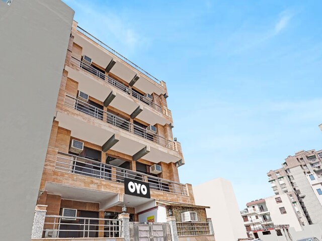 Hotel O Noida Suit