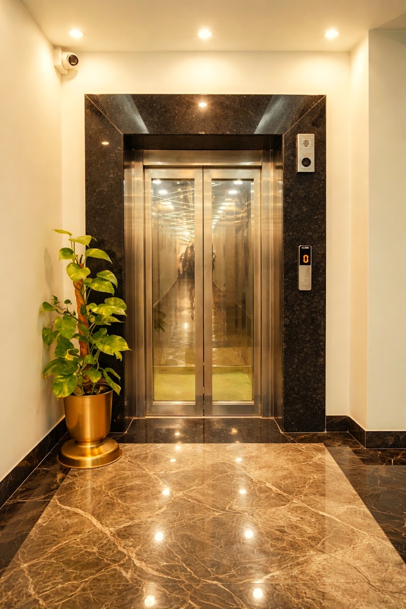 Hotel Manor Ganges - Hotel Manor Ganges DLW Road, Banaras Railway Sta Rd, in front of State Bank Of India, Manduwadih, Varanasi, Uttar Pradesh 221103, India