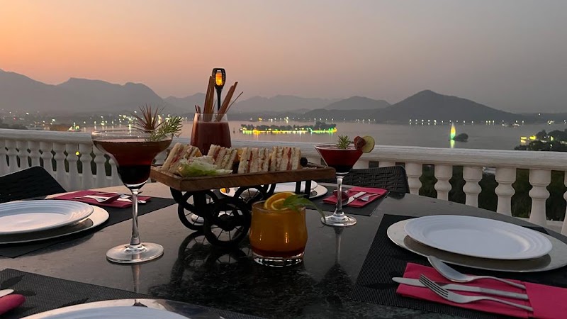 Hotel Hilltop Palace - Hotel Hilltop Palace, 5, Ambavgarh, Fateh Sagar Lake, Udaipur, Rajasthan 313004, India