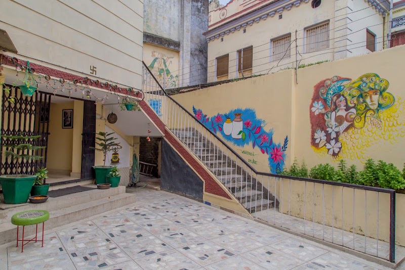 Cozy Inn - Cozy Inn D 47/96, Maksoodan Bhawan, Opp. Lane of PDR mall, Luxa Rd, Ramapura Luxa, Varanasi, Uttar Pradesh 221010, India