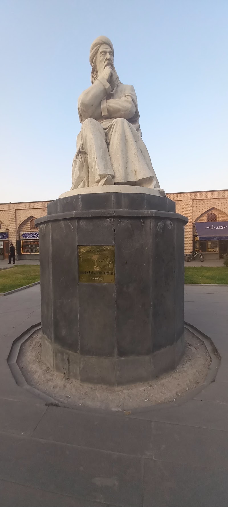 مجسمه شیخ صفی الدین اردبیلی - مجسمه شیخ صفی الدین اردبیلی, عالی قاپو، 67XR+P53، اردبیل، استان اردبیل، Iran