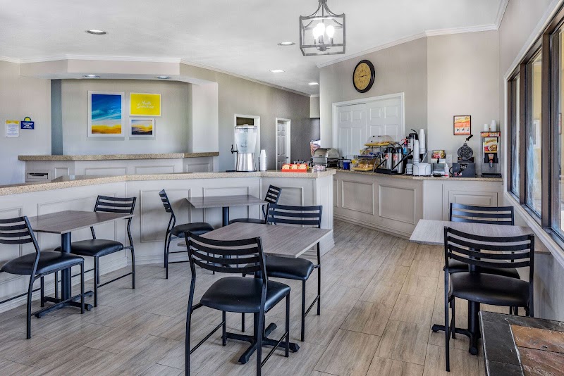 Days Inn & Suites by Wyndham Huntsville - Days Inn & Suites by Wyndham Huntsville 160 I-45, Huntsville, TX 77340, USA