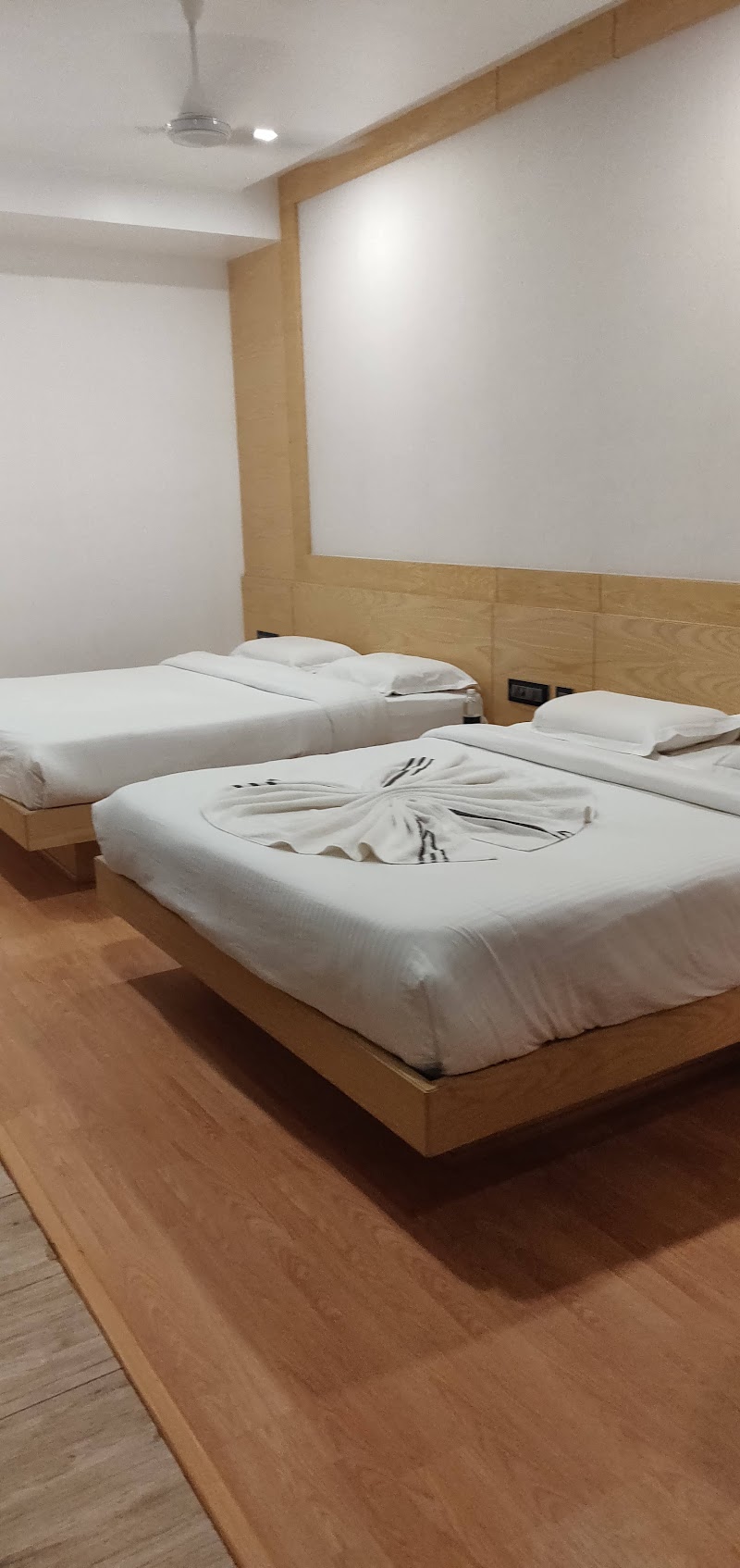 OYO 73670 Vinayak Suites - OYO 73670 Vinayak Suites 61, Geetha Hall Rd, Opp.Railway Station, Gopalapuram, Coimbatore, Tamil Nadu 641018, India