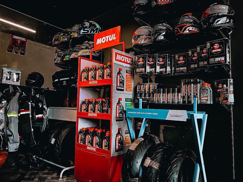 BAHADURS GARAAJ ( BIKER STORE ) - BAHADURS GARAAJ ( BIKER STORE ) in front of old rto, beside Ratan Plaza, Vypar Vihar, Bilaspur, Chhattisgarh 495004, India