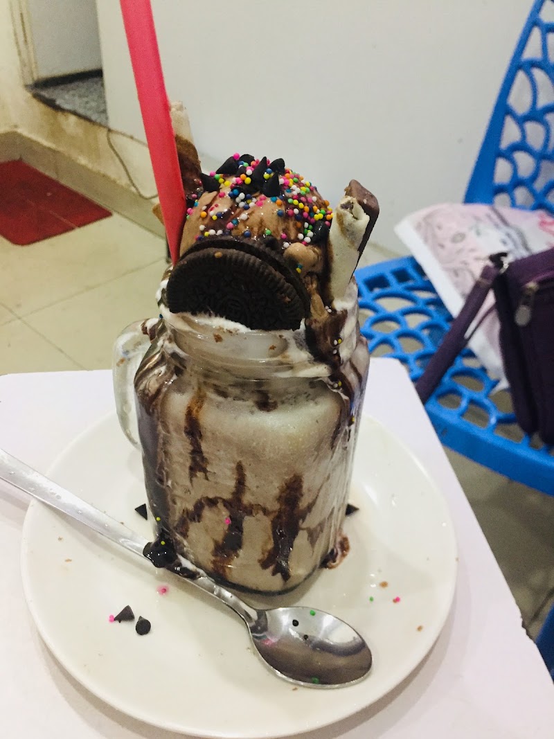 Shakes Inn - Shakes Inn, VJGG+F22, Eravipuram - Pallimukku Rd, Vadakkevila, Kollam, Keralam 691010, India