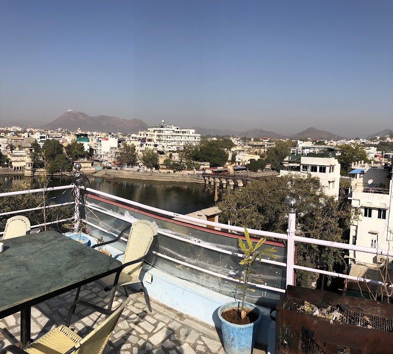 Hotel Pichola Haveli - Hotel Pichola Haveli, Gangaur Ghat Marg, in front of Bagore Ki Haveli Museum, Hotel Gangaur Palace, Udaipur, Rajasthan 313004, India