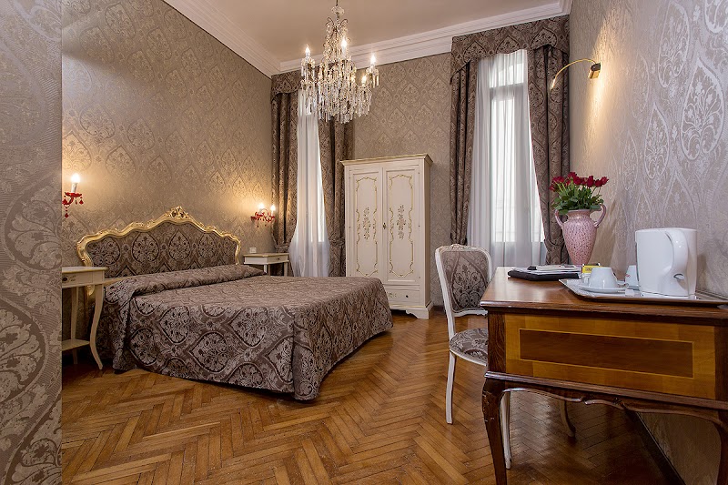 Hotel Mezzo Pozzo - Hotel Mezzo Pozzo Sestiere Cannaregio 4529, 30121 Venezia VE, Italy