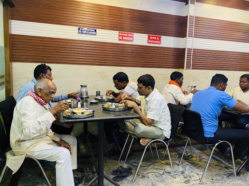 Mahaveer veg restaurant - Mahaveer veg restaurant Five light circle, near ksrtc bus station, Earangere, Mandi Mohalla, Mysuru, Karnataka 570001, India