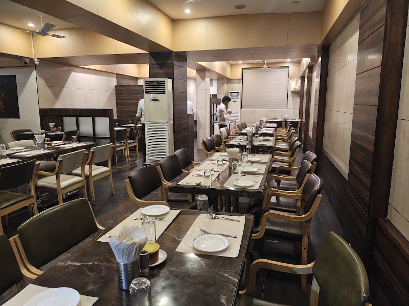 Alav Restaurant - Alav Restaurant UG1, Ratnamani Complex, 9/1, Curewell Hospital Rd, New Palasia, Indore, Madhya Pradesh 452001, India