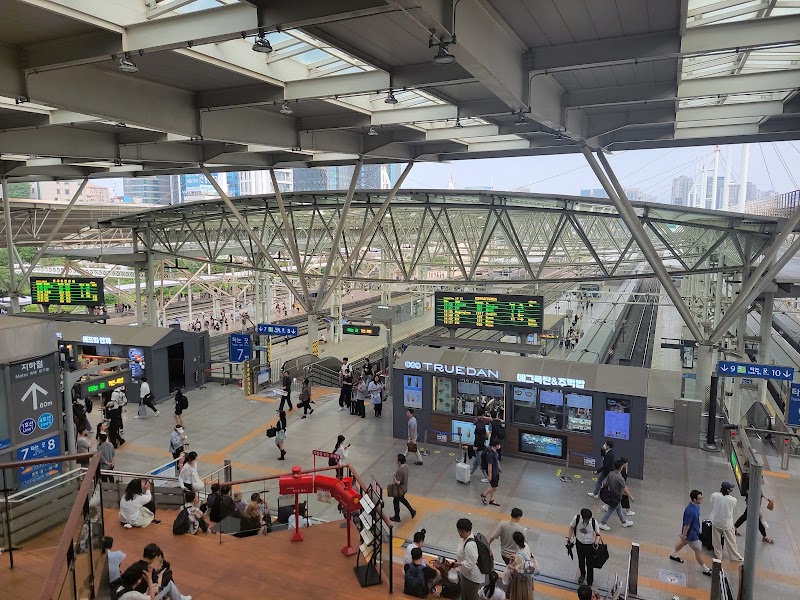 Seoul Station - Seoul Station 405 Hangang-daero, Yongsan District, Seoul, South Korea