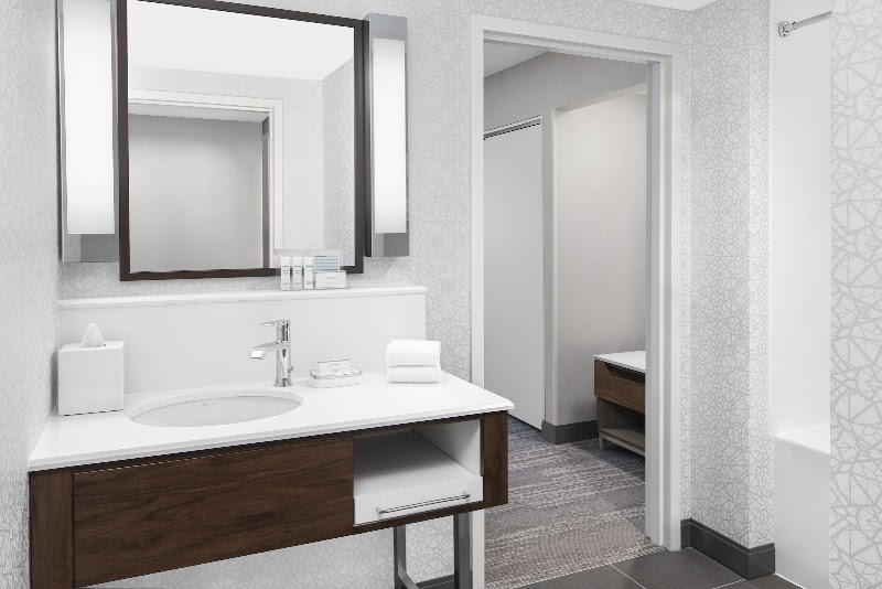 Hampton Inn & Suites Chicago-Downtown - Hampton Inn & Suites Chicago-Downtown, 33 W Illinois St, Chicago, IL 60654, USA