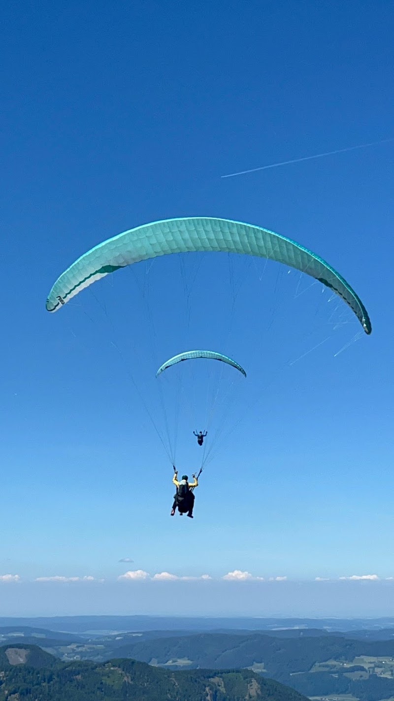 FlyTandem Paragliding St.Gilgen - Paragleiten/ Tandemfliegen am Wolfgangsee - FlyTandem Paragliding St.Gilgen - Paragleiten/ Tandemfliegen am Wolfgangsee, Konrad-Lesiak-Platz 3, 5340 St. Gilgen, Austria