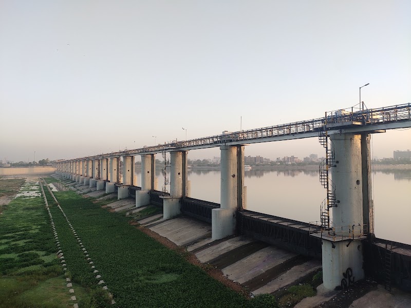 Sabarmati Riverfront Walkway - Sabarmati Riverfront Walkway, 2HQC+GRW, Sabarmati Riverfront Walkway W, Shreyas Colony, Navrangpura, Ahmedabad, Gujarat 380009, India