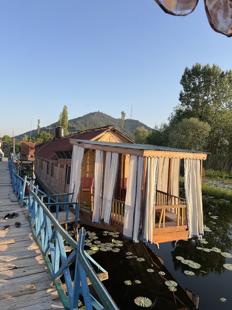 Houseboat Wild Rose - Dal Lake -Best Houseboat in Srinagar ,Kashmir - Houseboat Wild Rose - Dal Lake -Best Houseboat in Srinagar ,Kashmir, ghat no. 15, Nehru park, near floating post office, Karapura, Rainawari, Srinagar, 190003