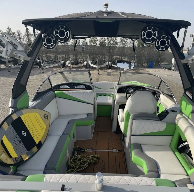 Wakesurfing & Wakeboarding - Wakesurfing & Wakeboarding, Dubai Marina - Dubai International Marine Club - Dubai - United Arab Emirates