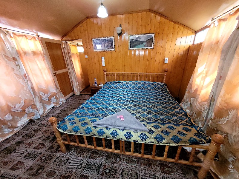 Houseboat Tashkand - Houseboat Tashkand 08, Boulevard Rd, opp. Ghat, Karapura, dal lake, Srinagar, 190001