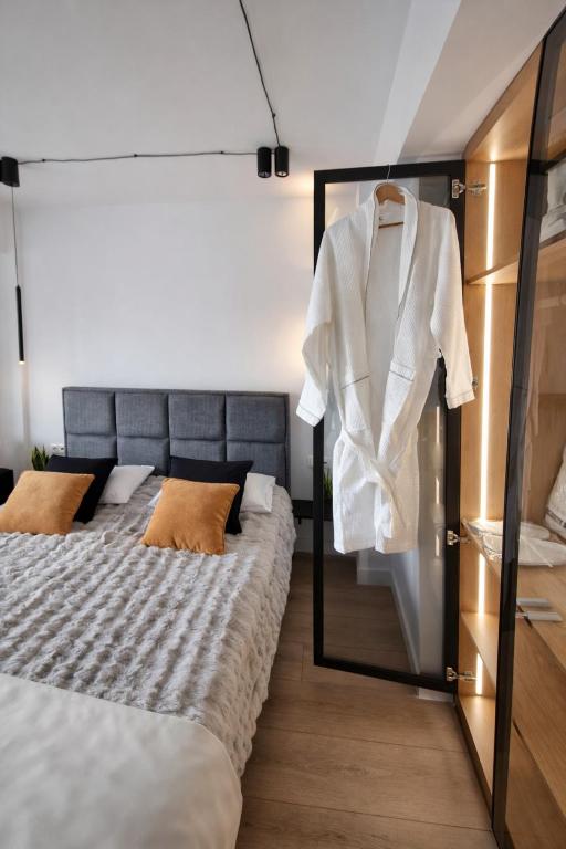 Athens Center Apartment with Private Jacuzzi - Athens Center Apartment with Private Jacuzzi, Mezonos 42, Athina 104 38, Greece