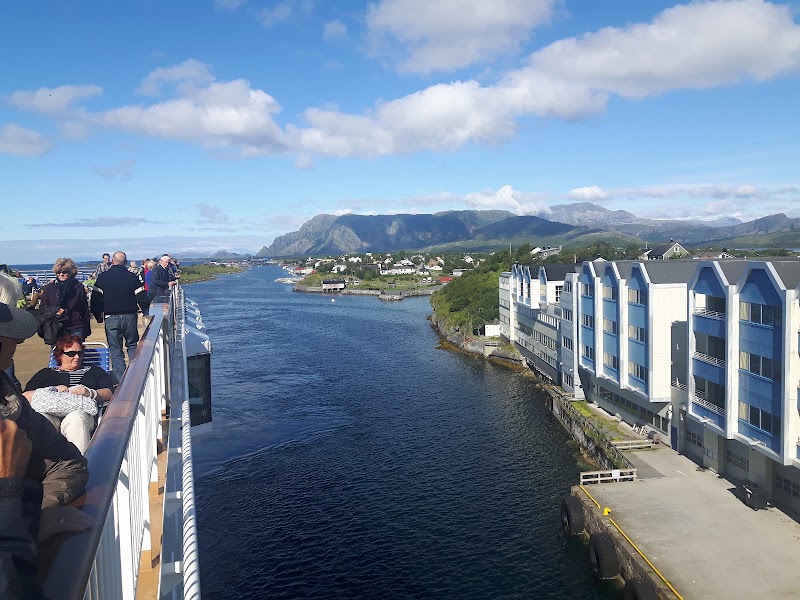 Helgeland Tourism Department. Bronnoysund - Helgeland Tourism Department. Bronnoysund, Sømnaveien 92, 8900 Brønnøysund, Norway