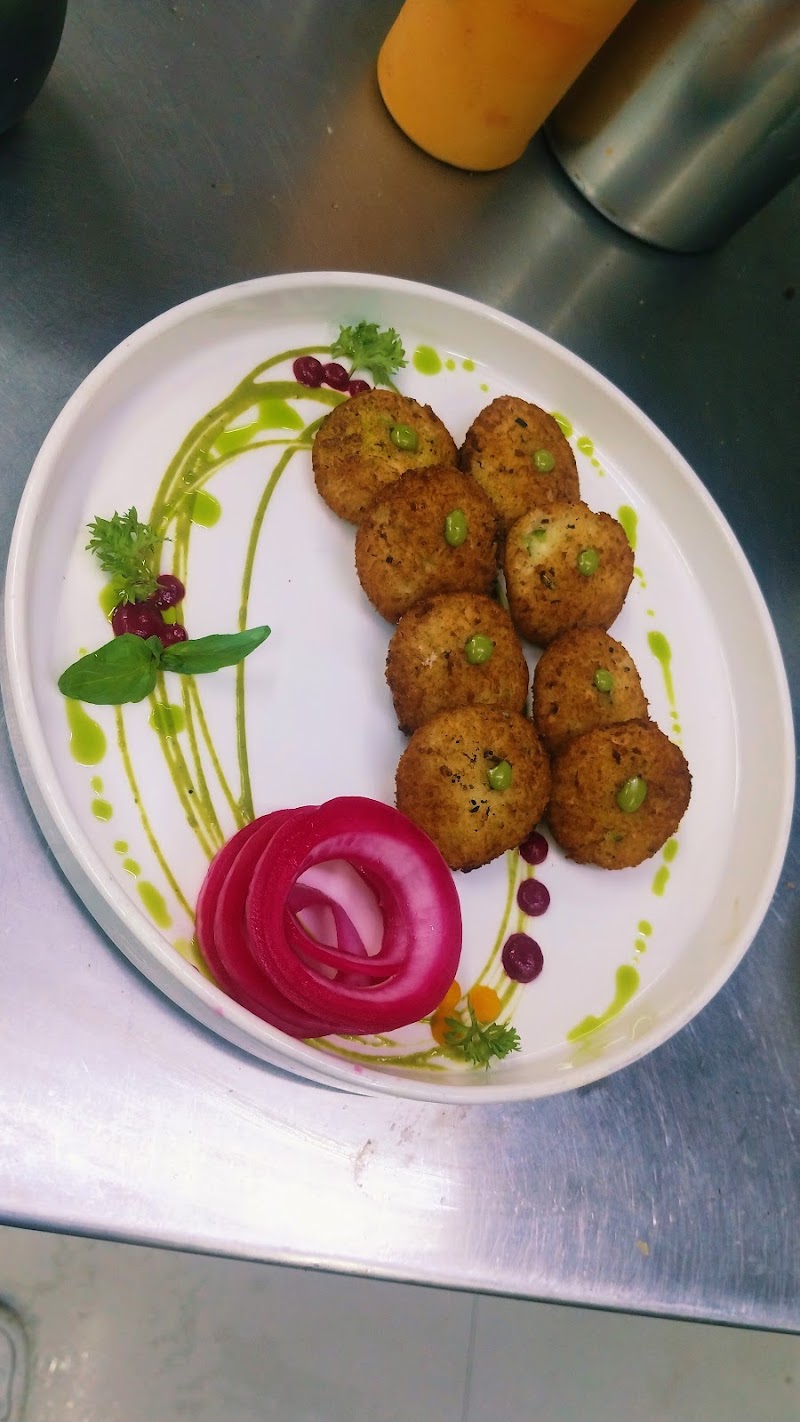The Hot Spoon - The Hot Spoon 1 st Floor, C21 Bussiness Park, opp. Radisson Square, Pushp Vihar Colony, Scheme No 131, Indore, Madhya Pradesh 452010, India