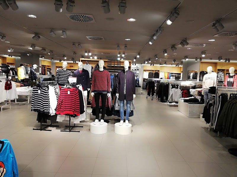 H&M - H&M Bahnhofstraße 12, 94032 Passau, Germany