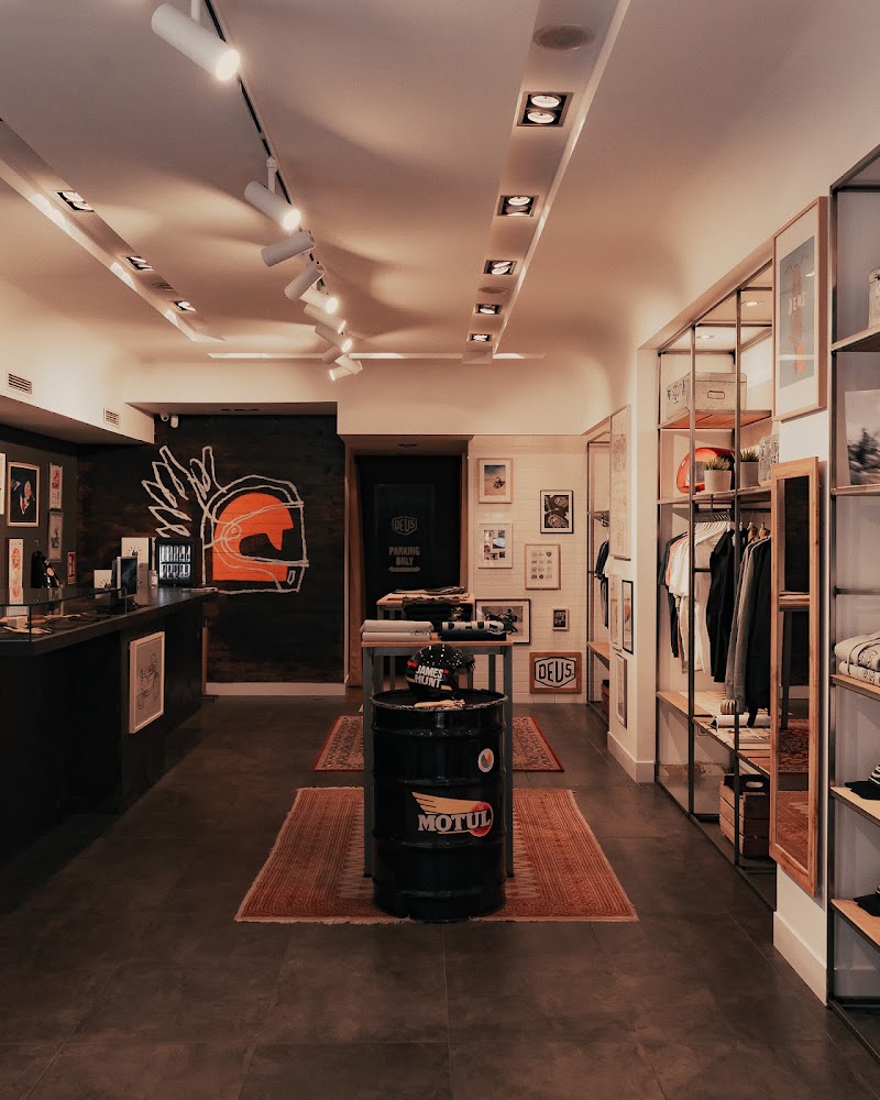 Deus Ex Machina - Valencia Store - Deus Ex Machina - Valencia Store, C/ de Ciril Amorós, 49, L'Eixample, 46004 València, Valencia, Spain