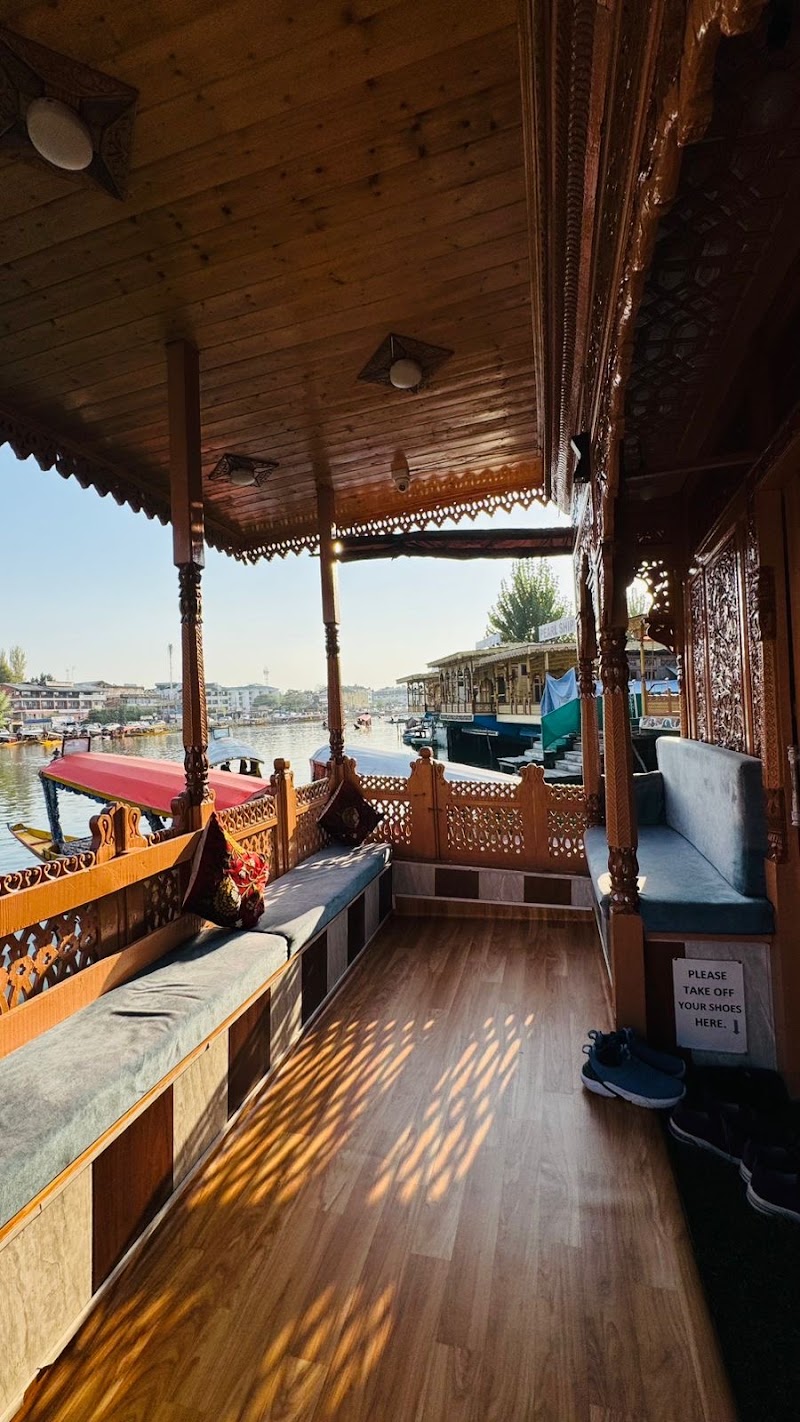 Houseboat Pride of India - Houseboat Pride of India, Dal gate Ghat No 1, Dal lake, Srinagar 194101, Karapura, Rainawari, Srinagar, 190001