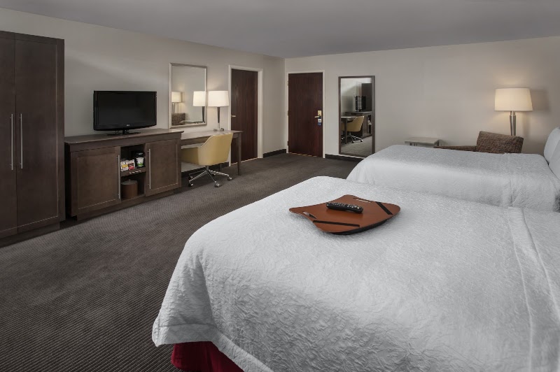Hampton Inn & Suites Milwaukee Downtown - Hampton Inn & Suites Milwaukee Downtown, 176 W Wisconsin Ave, Milwaukee, WI 53203, USA