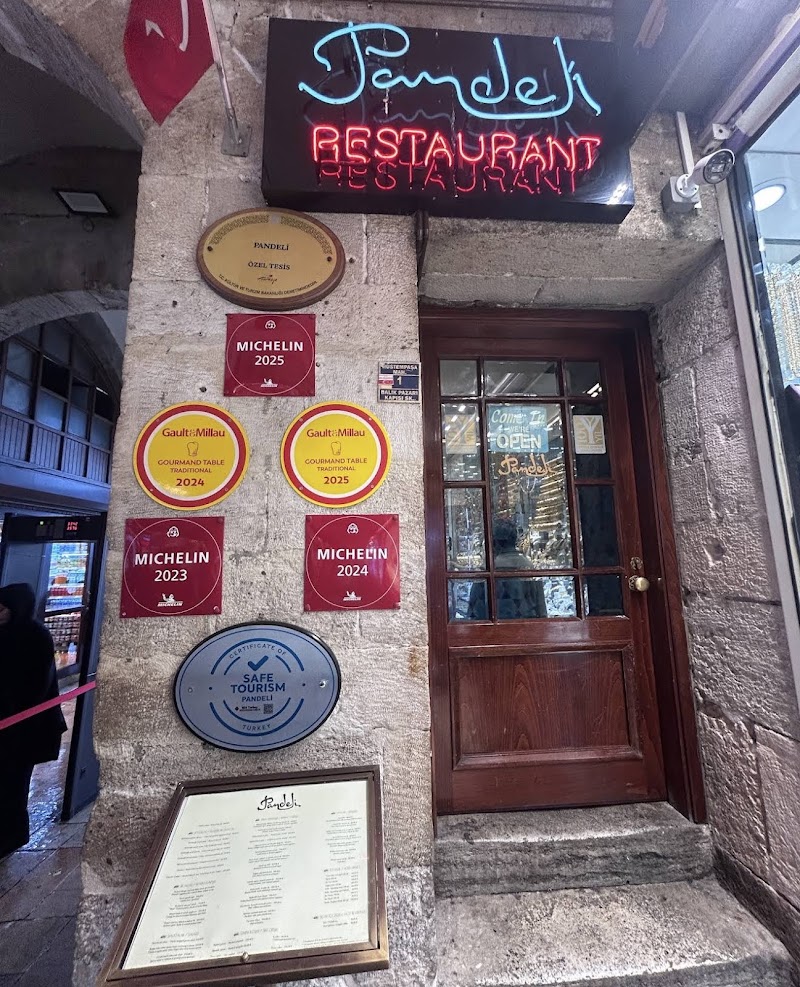 Pandeli Restaurant - Pandeli Restaurant, Rüstempaşa Mah. Balık Pazarı kapısı Sokağı Mısırçarşı İçi 1, Rüstem Paşa, D:2, 34110 Fatih/İstanbul, Türkiye