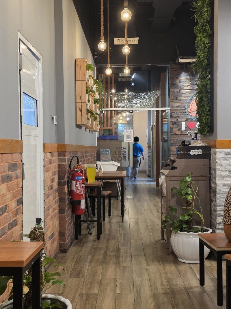 Off the Hook Seafood Restaurant - Tourist Club Area Branch - Off the Hook Seafood Restaurant - Tourist Club Area Branch, 6 شارع مِشْلاب - Al Zahiyah - E16 01 - Abu Dhabi - United Arab Emirates