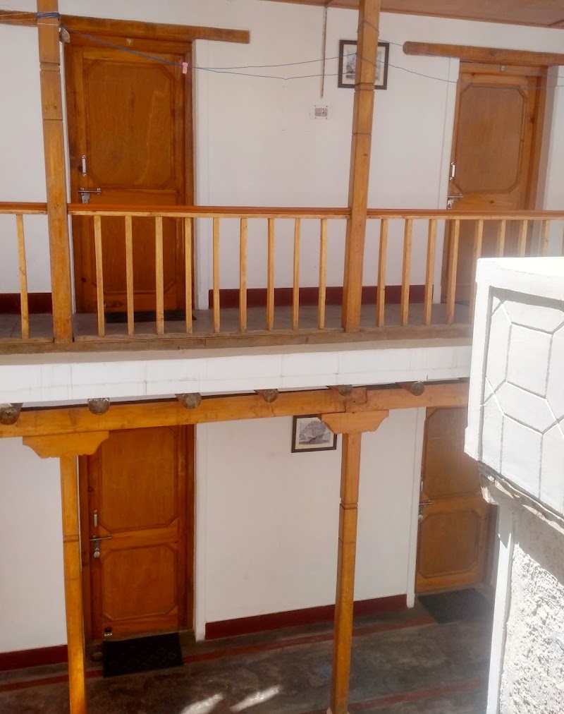 Gomang Guest House : སྒོ་མང མགྲོན་ཁང། (estb. 1993) - Gomang Guest House : སྒོ་མང མགྲོན་ཁང། (estb. 1993) Nuchung, Changspa Rd, Leh, 194101