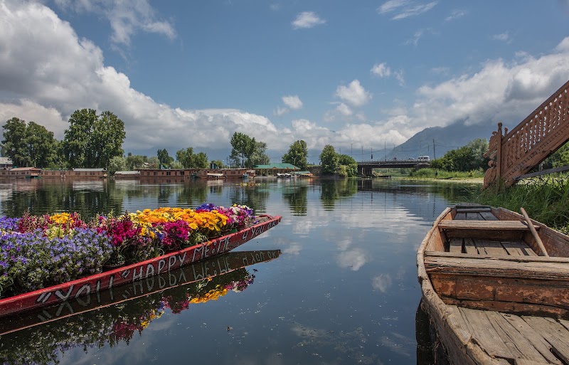 Floating Heaven Best Houseboat In Srinagar - Floating Heaven Best Houseboat In Srinagar Nigeen Lake, ghat no.2 opp., Ashai Bagh Bridge hazratbal road, Nagin Bagh, Srinagar, 190006