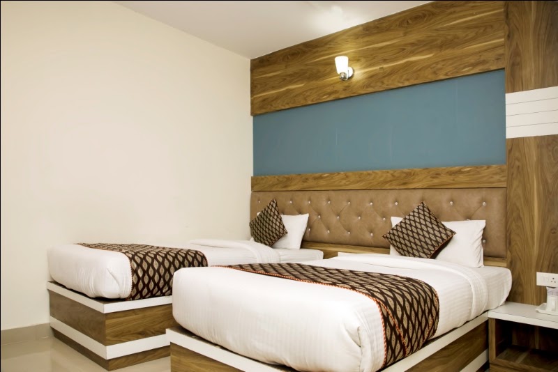 Hotel Ganges Grand - Varanasi - Hotel Ganges Grand - Varanasi Front Of, Marwari Hospital Building, D-37/47, Dashashwamedh Ghat Rd, Crossing, Godowlia, Varanasi, Uttar Pradesh 221001, India