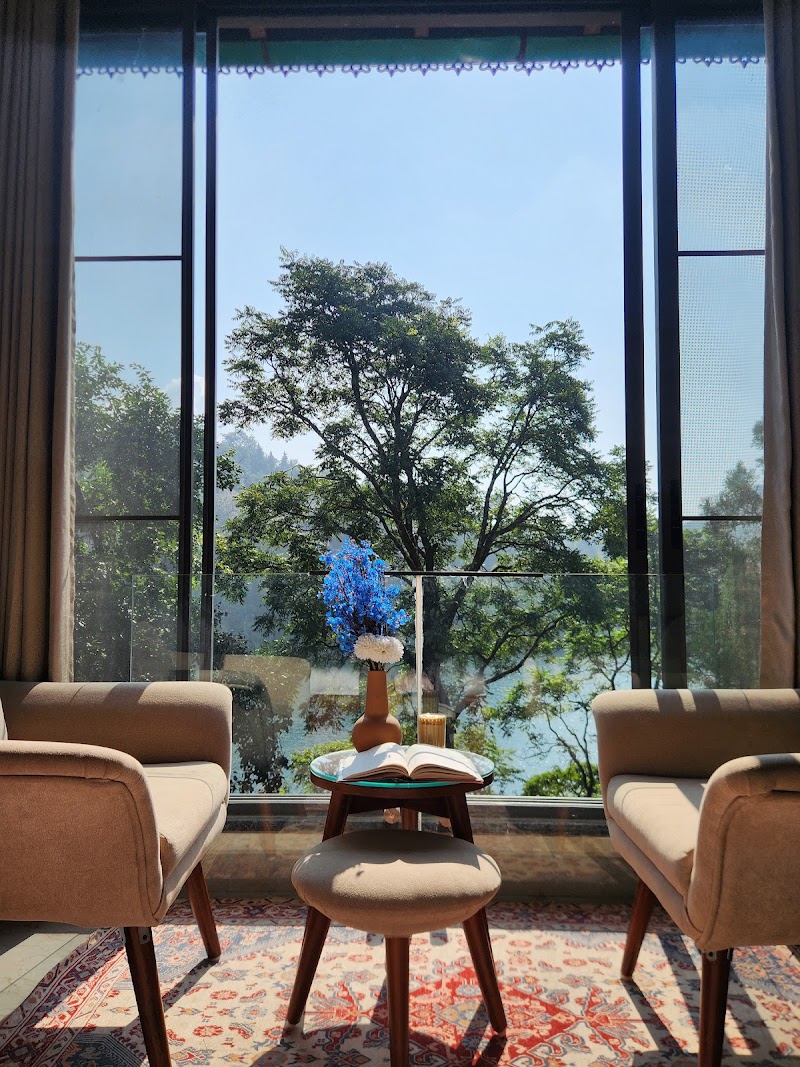 The Lakefront Suites
