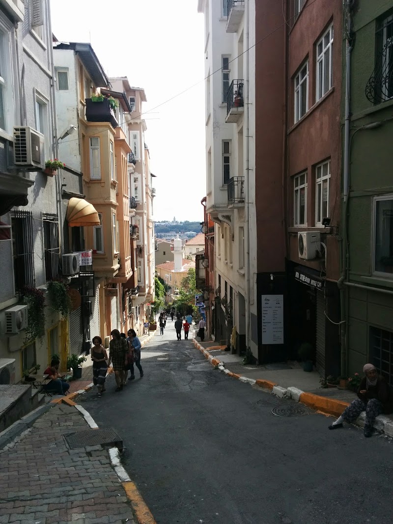 Münferit - Münferit, Firuzağa, Yeni Çarşı Cd. No:19, 34425 Beyoğlu/İstanbul, Türkiye