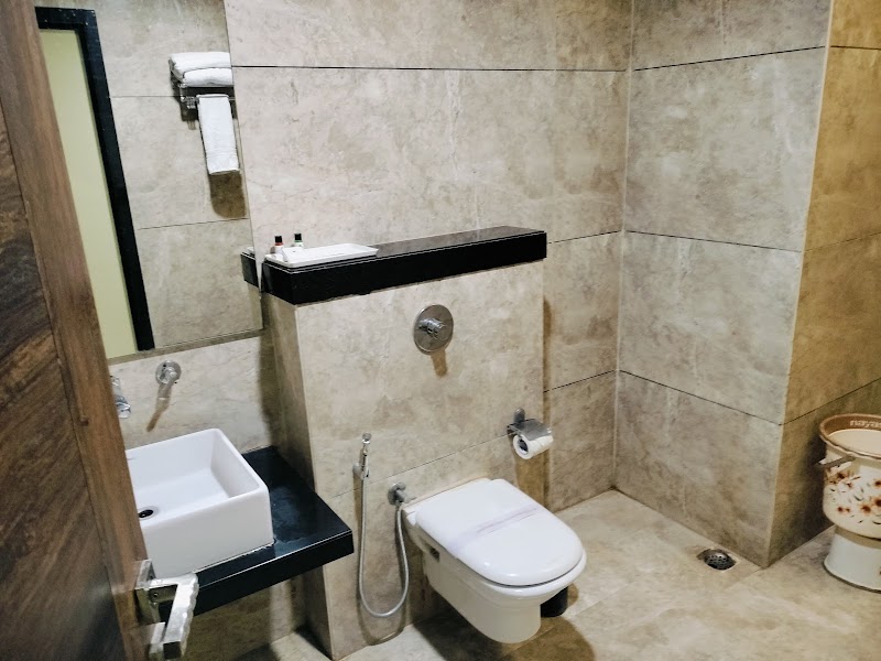 Hotel Kingsway-Luxury Hotel - Hotel Kingsway-Luxury Hotel Ring Road No.1 opposite State Bank of India Telibandha, Chowk, Mahaveer Nagar, Raipur, Chhattisgarh 492001, India