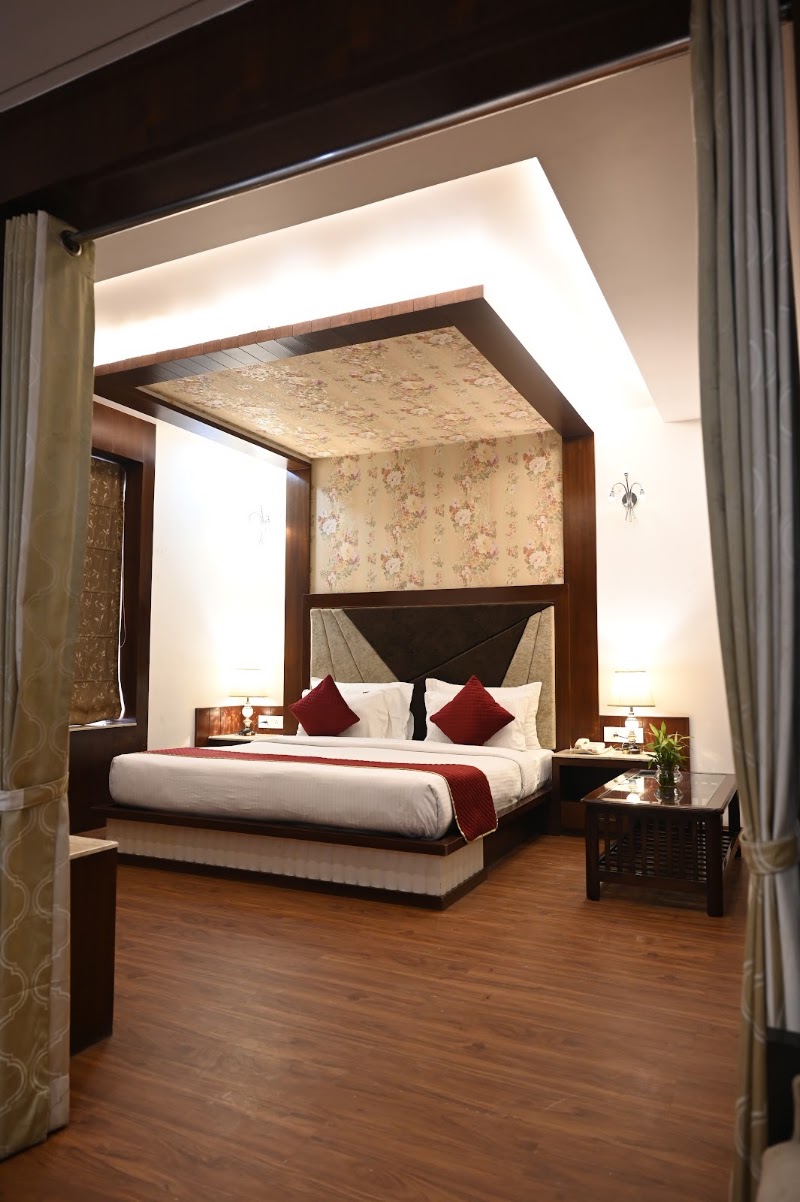 Hotel Square Inn - Hotel Square Inn 8XQH+6F6 Budh Vihar Colony, The Mall Rd, near Madin Hotel, Varanasi cantonment, Varanasi, Uttar Pradesh 221002, India