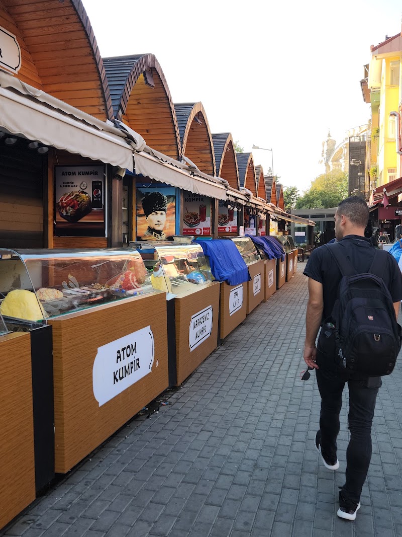 Ortaköy Square - Ortaköy Square, Mecidiye, İskele Sk., 34347 Beşiktaş/İstanbul, Türkiye