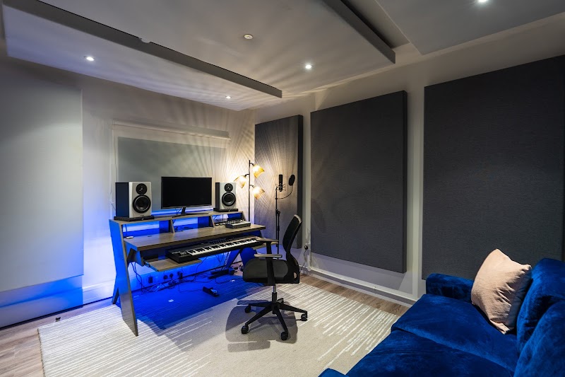 Qube Acton – Recording, Podcast & Photography Studios - Qube Acton – Recording, Podcast & Photography Studios 168 Dukes Rd, London W3 0SL, UK
