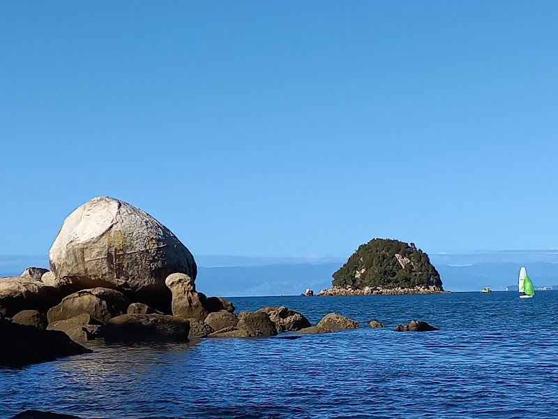 Split Apple Rock - Split Apple Rock, Moonraker Way, Kaiteriteri 7197, New Zealand