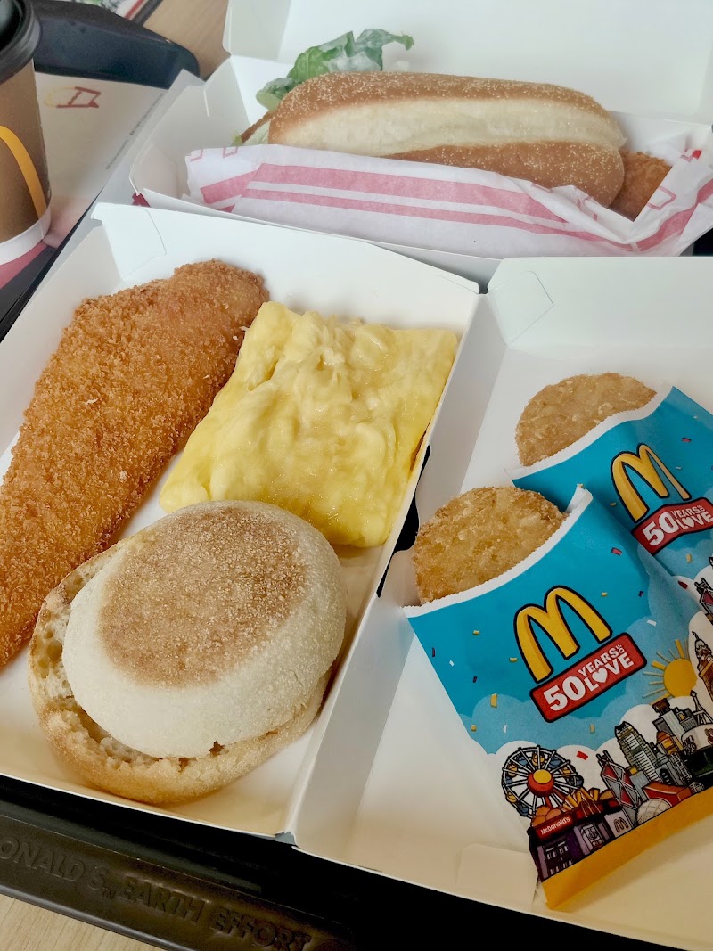 McDonald's at Dragon Garden - McDonald's at Dragon Garden Jardim Dragao Precioso (edf. Dragao De Prata), R. de Nam Keng, Macao