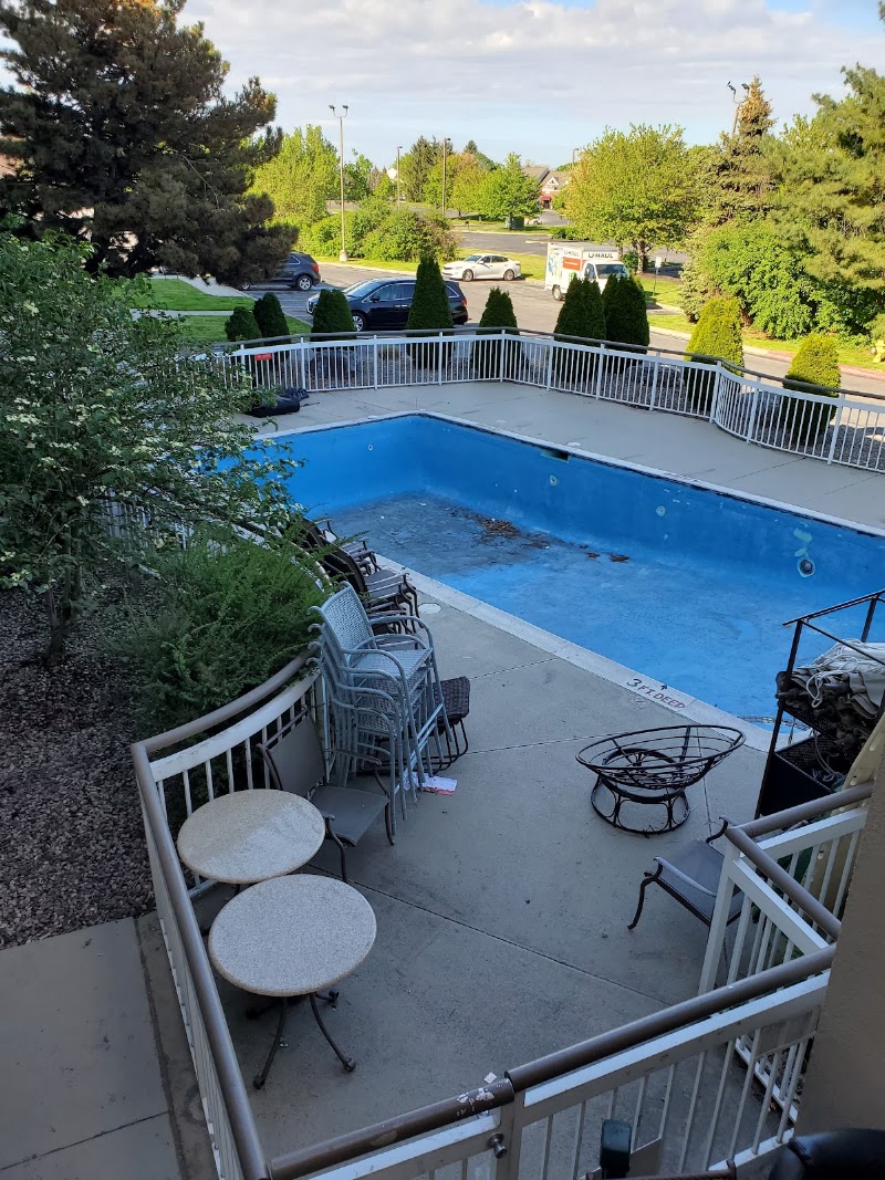 HomeTown Inn East Syracuse - HomeTown Inn East Syracuse, 6611 Old Collamer Rd S, East Syracuse, NY 13057, USA