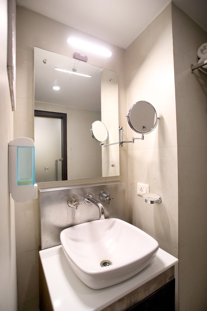 BELLMONT HOTEL - BELLMONT HOTEL 14/1, opp. Botanical Garden Metro Station, Harijan Basti, Arun Vihar, Sector 37, Noida, Uttar Pradesh 201303, India