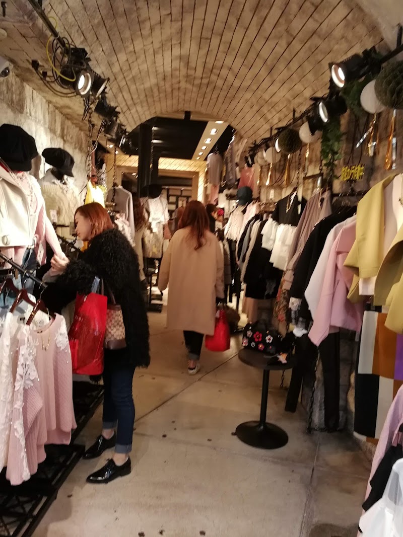 Shinsaibashi-Suji Shopping Street - Shinsaibashi-Suji Shopping Street 1-chōme-6-6 Shinsaibashisuji, Chuo Ward, Osaka, 542-0085, Japan