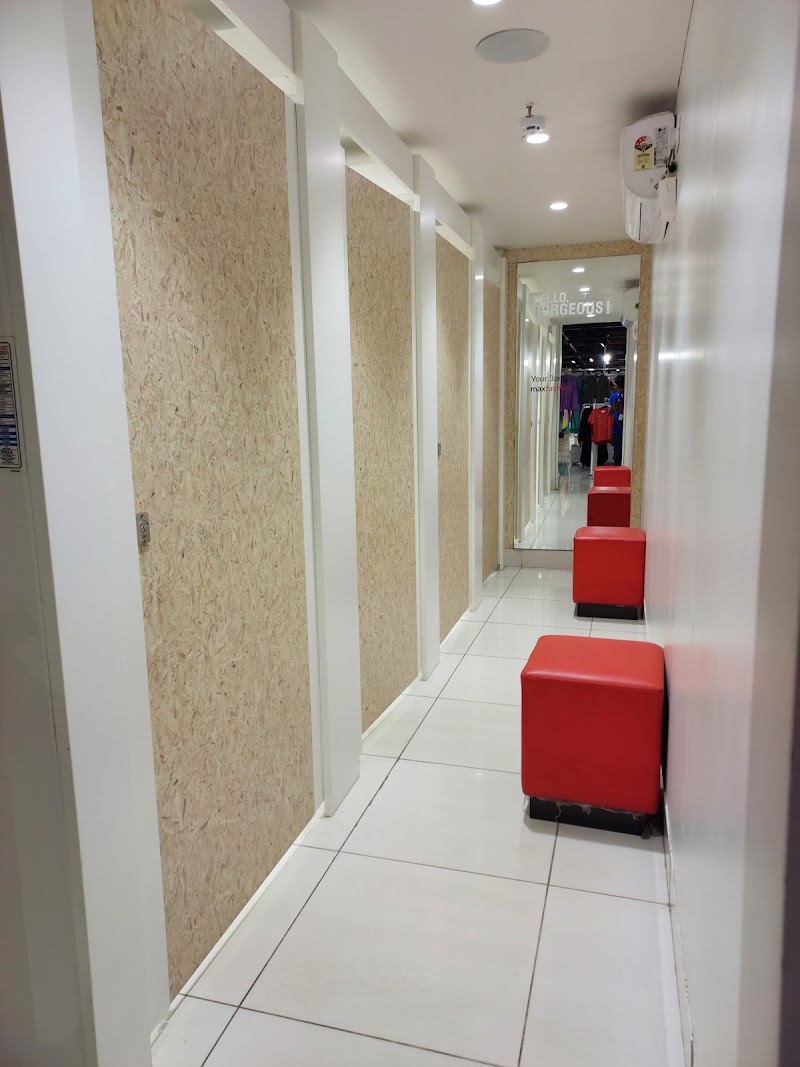 Max - Max No 33/1378/11, Ground Floor, D Mall, Chemmanthoor, Punalur, Kerala 691305, India
