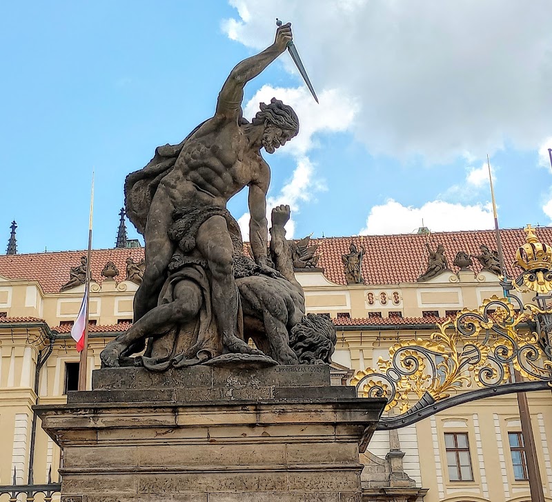 Clash of the Titans-standbeeld - Clash of the Titans-standbeeld, Čtvrté nádvoří Pražského hradu, 118 00 Praha 1-Hradčany, Czechia